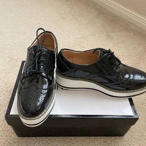 Women’s platform lace-up wingtip Oxford shoe
